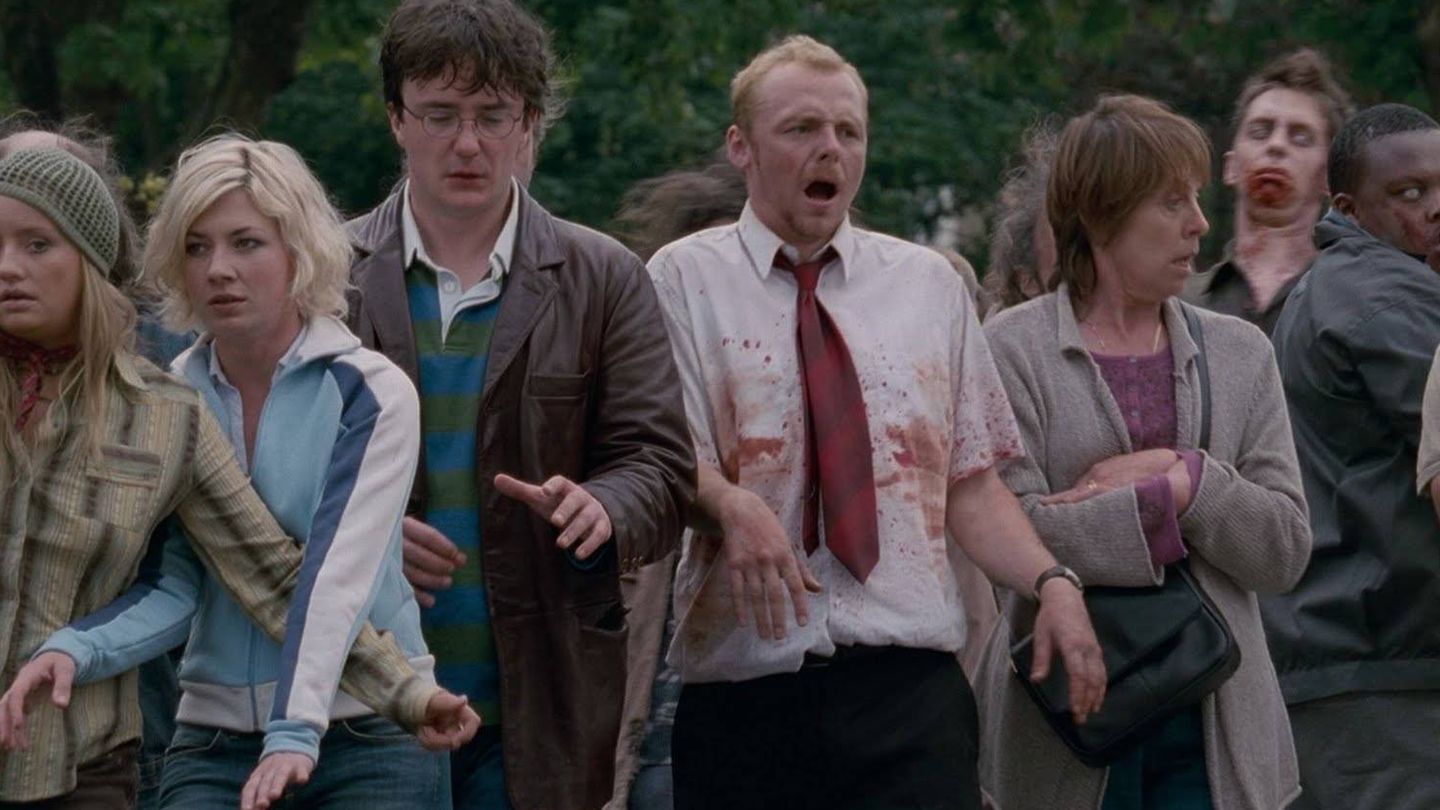Simon Pegg intenta mimetizarse con una horda zombi en 'Shaun of the Dead'. (Universal) 