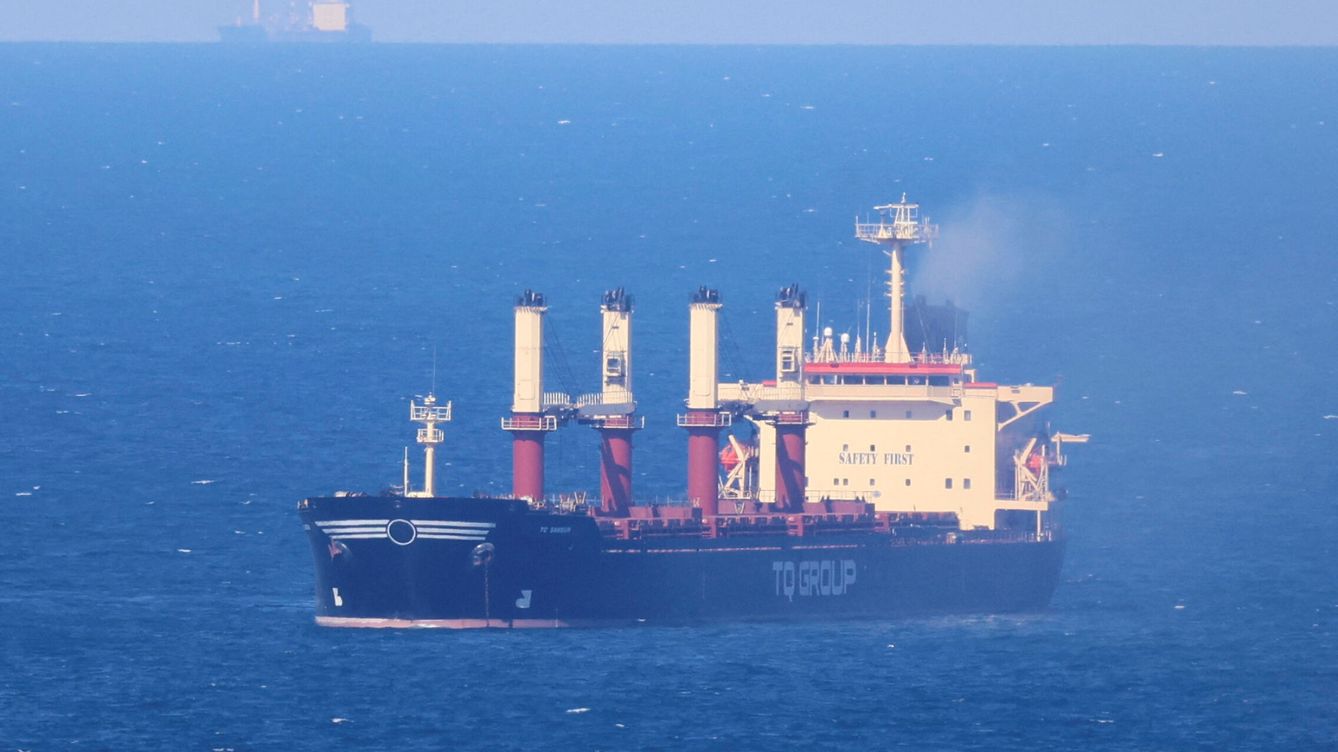 Foto: Un buque que transporta grano en el marco de la Iniciativa de Granos del Mar Negro de la ONU en una fotografía de archivo. (Reuters/Yoruk Isik)