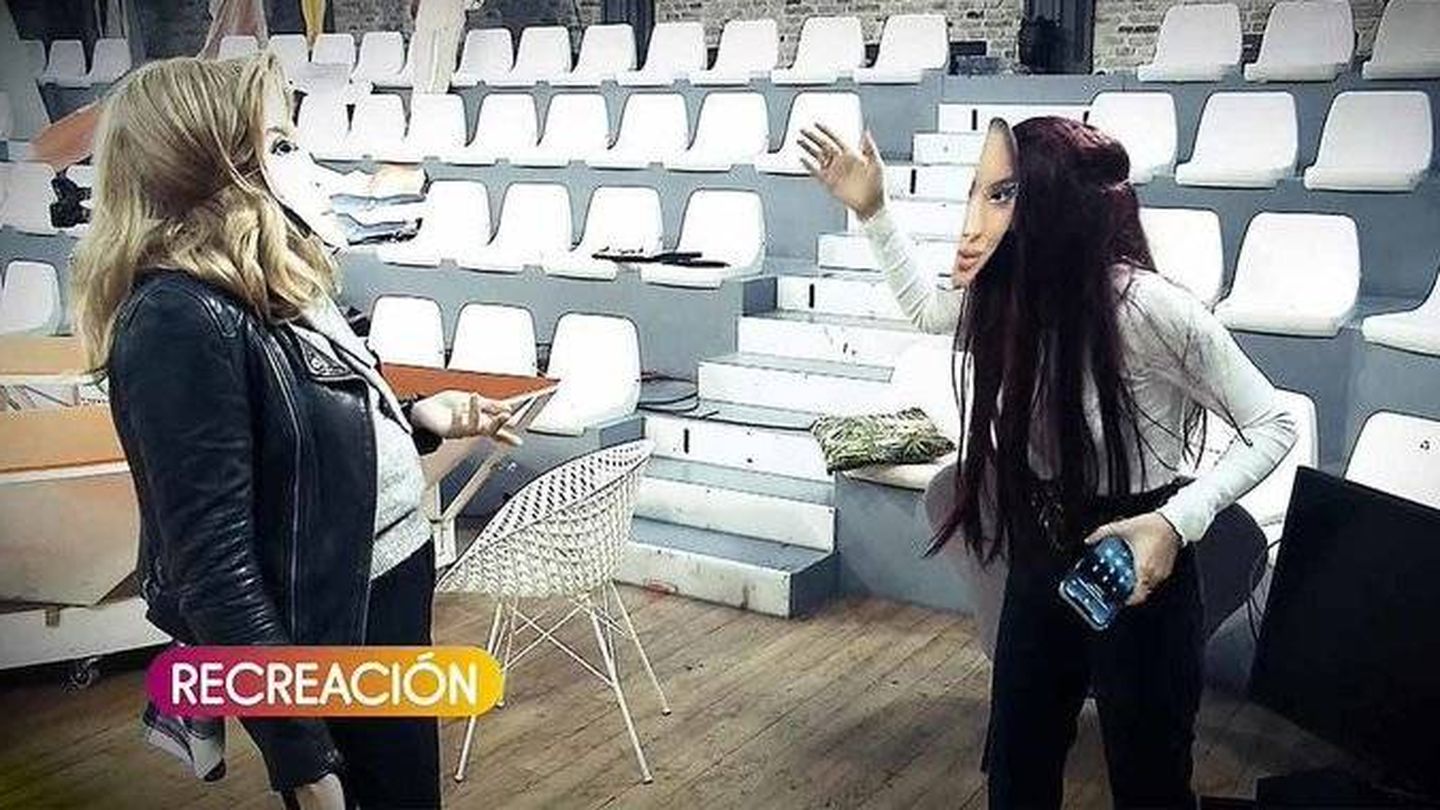  Recreación de la pelea entre Carmen Borrego y Alejandra Rubio en el plató de 'Sálvame'. (Mediaset)