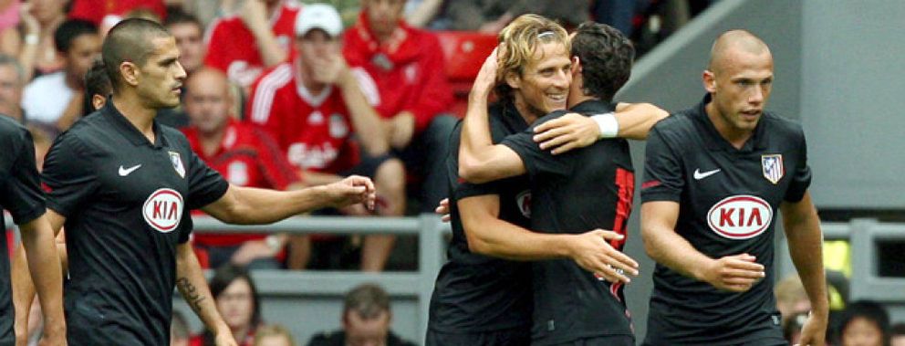 Foto: Agüero y Forlán 'tumban' al Liverpool con dos golazos