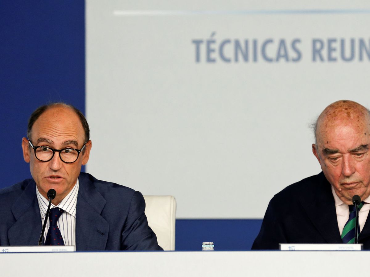 Foto: El CEO de Técnicas Reunidas, Juan Lladó, con su padre, el presidente de honor, José Lladó. (Reuters)