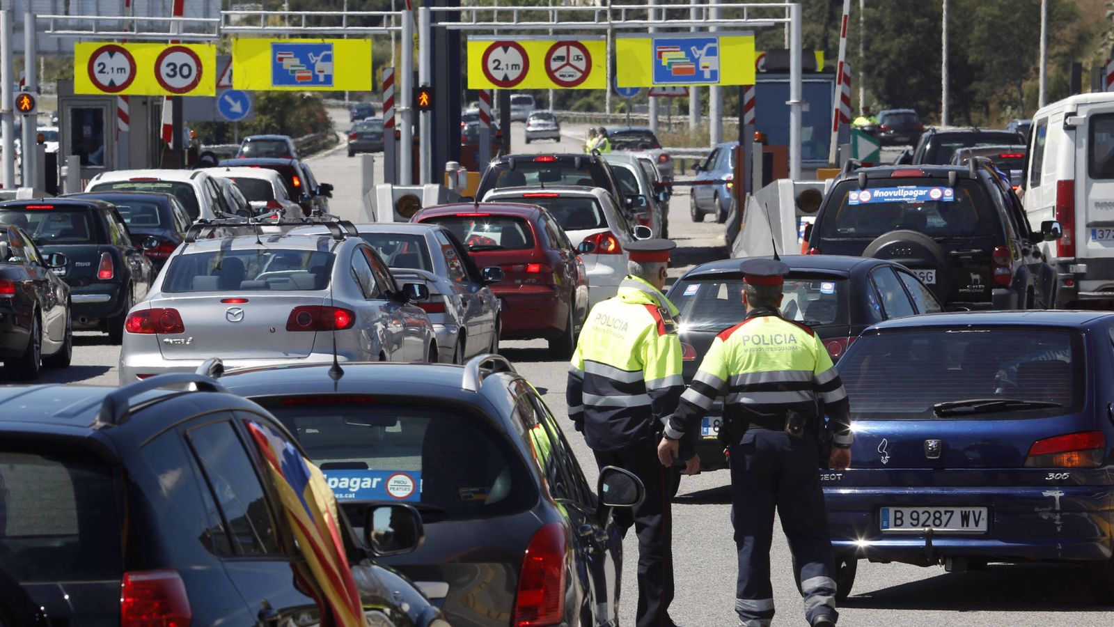 Foto: Dos oficiales organizan el tráfico en Vilassar de Mar, Barcelona (Reuters)