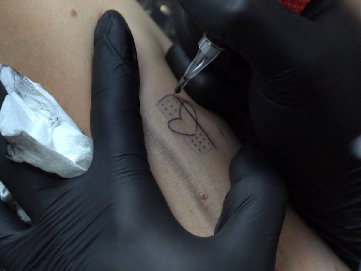 Foto: Mil sanitarios se tatúan un símbolo de la lucha frente al virus: "Representa lo que hemos vivido y hemos superado". (Noble Art)
