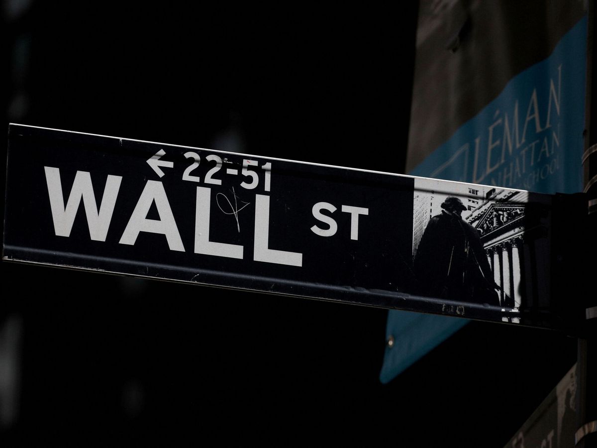 Foto: Cartel cercano a la facahada de la bolsa de Nueva York.(Reuters/Brendan McDermid) 