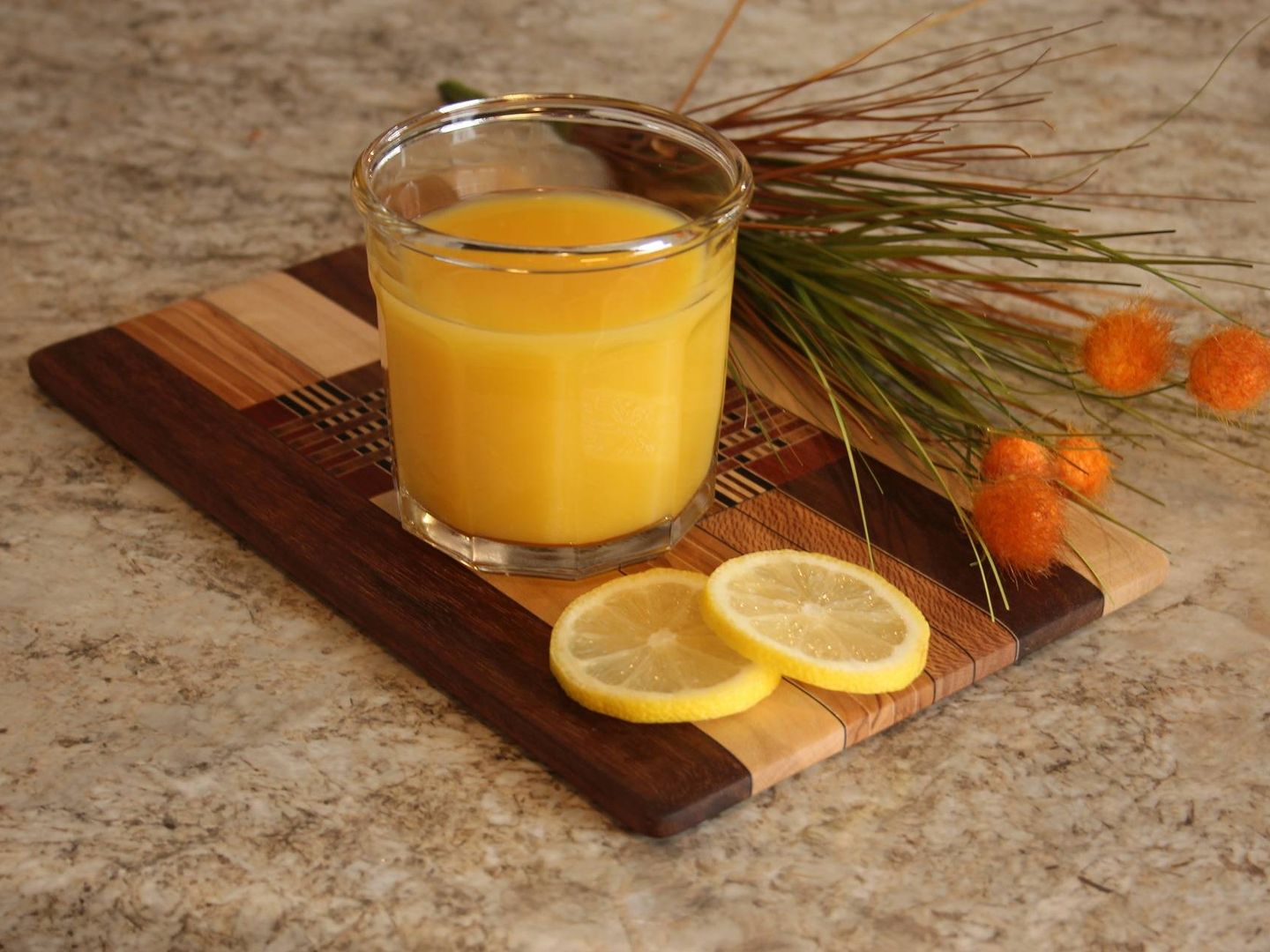 El ácido cítrico del zumo de naranja produce la irritación de la pared del estómago.