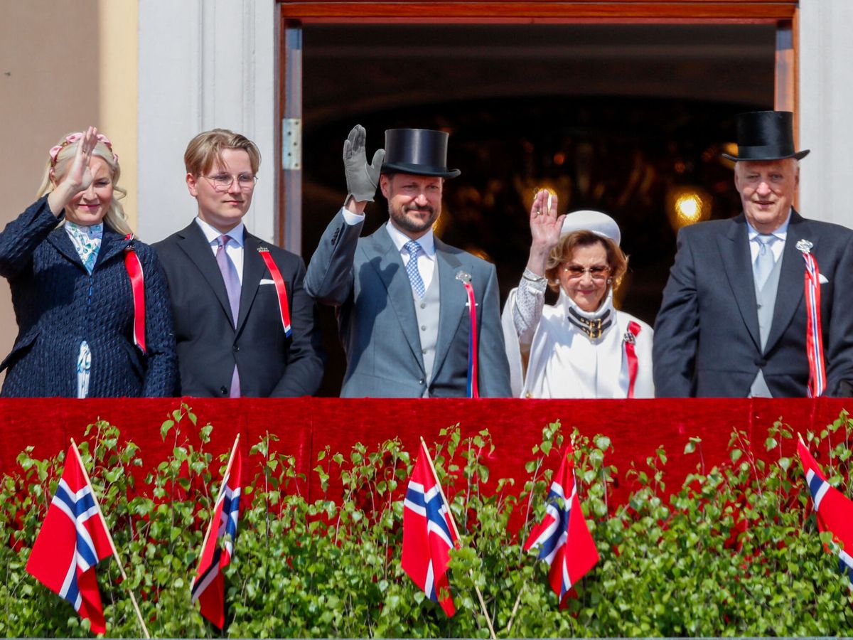 Foto: La familia real noruega saluda al pueblo. (Reuters)