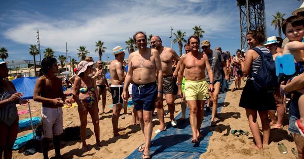 Foto: El presidente de la Generalitat Quim Torra (i), el expresidente Artur Mas (d) y el portavoz de JxCat Eduard Pujol (c) participan en una campaña por la esclerosis múltiple.  (EFE)
