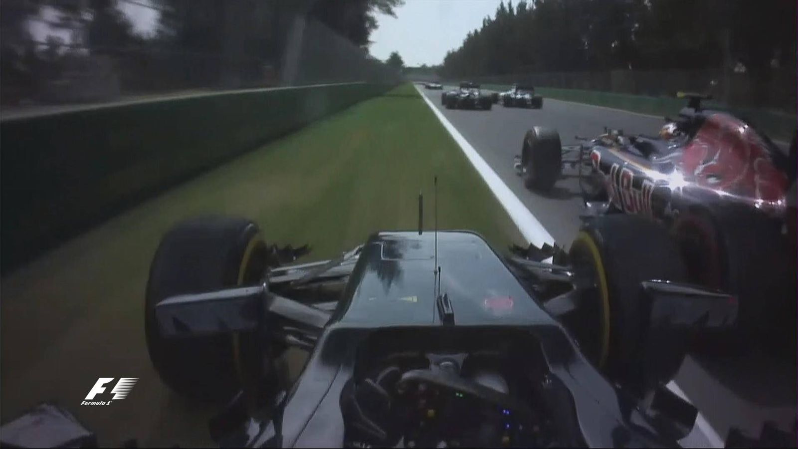 Foto: Momento en el que Alonso pisa la hierba, con Sainz a la derecha.