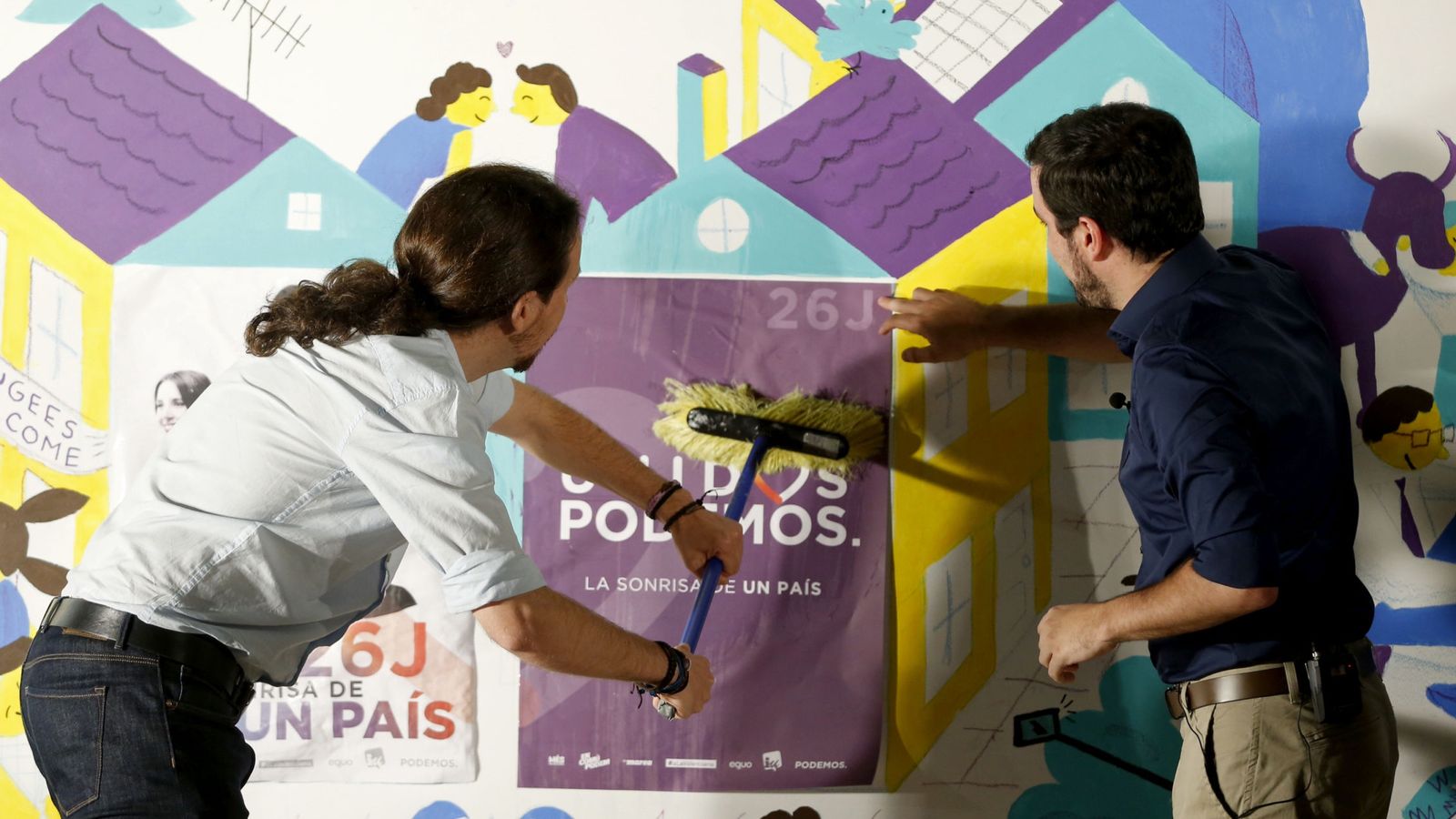 Foto: El candidato de Unidos Podemos a la presidencia del Gobierno, Pablo Iglesias, junto al coordinador de IU, Alberto Garzón (i), durante el acto de inicio de la campaña electoral. (EFE)