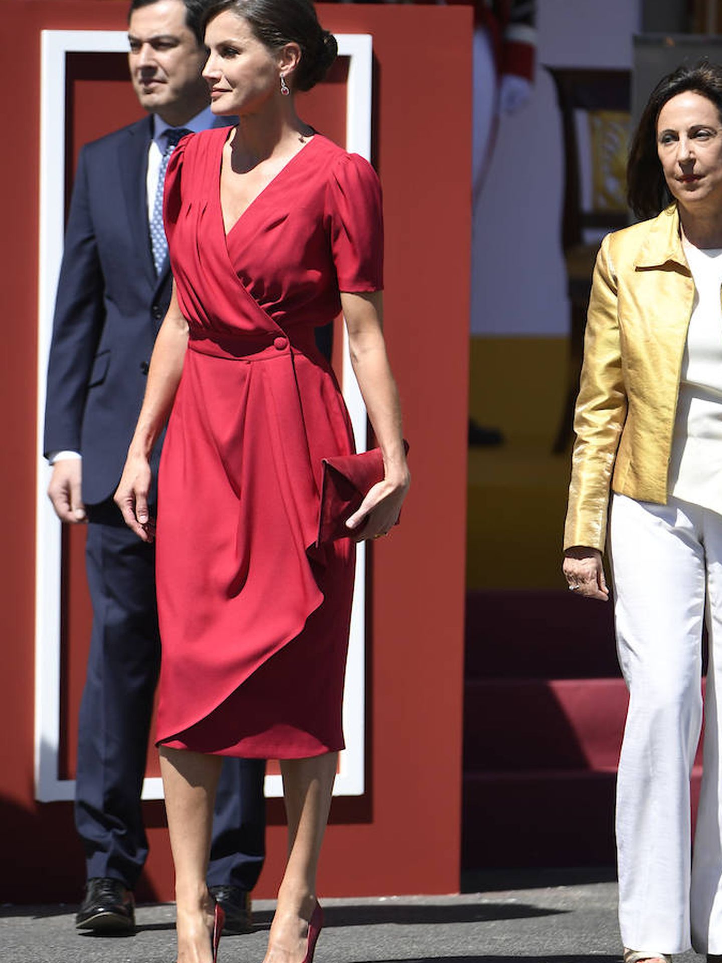 La reina Letizia y la ministra Margarita Robles. (Limited Pictures)