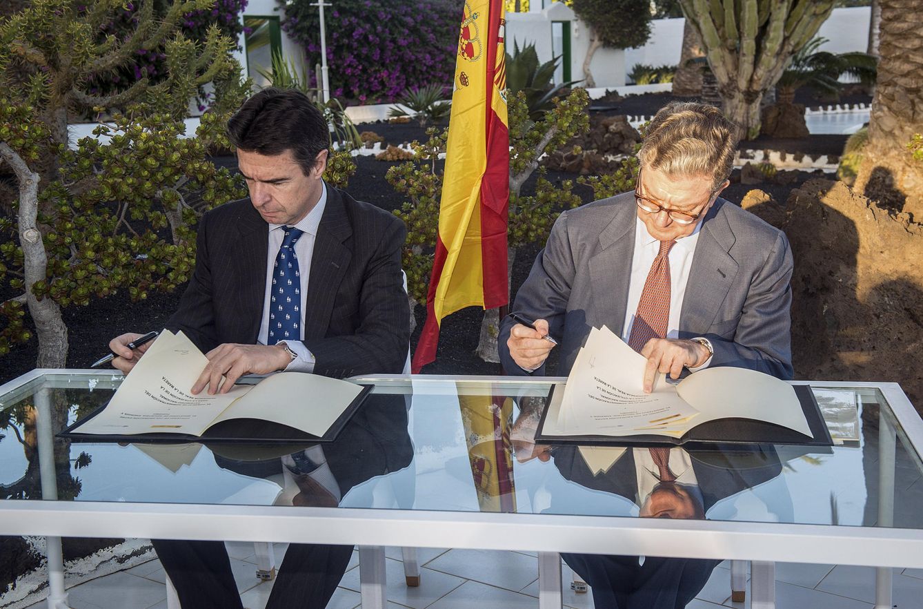 El por entonces ministro de Industria, José Manuel Soria (i), y el presidente de Patrimonio Nacional, Alfredo Pérez de Armiñán, durante la firma del acuerdo. (EFE)