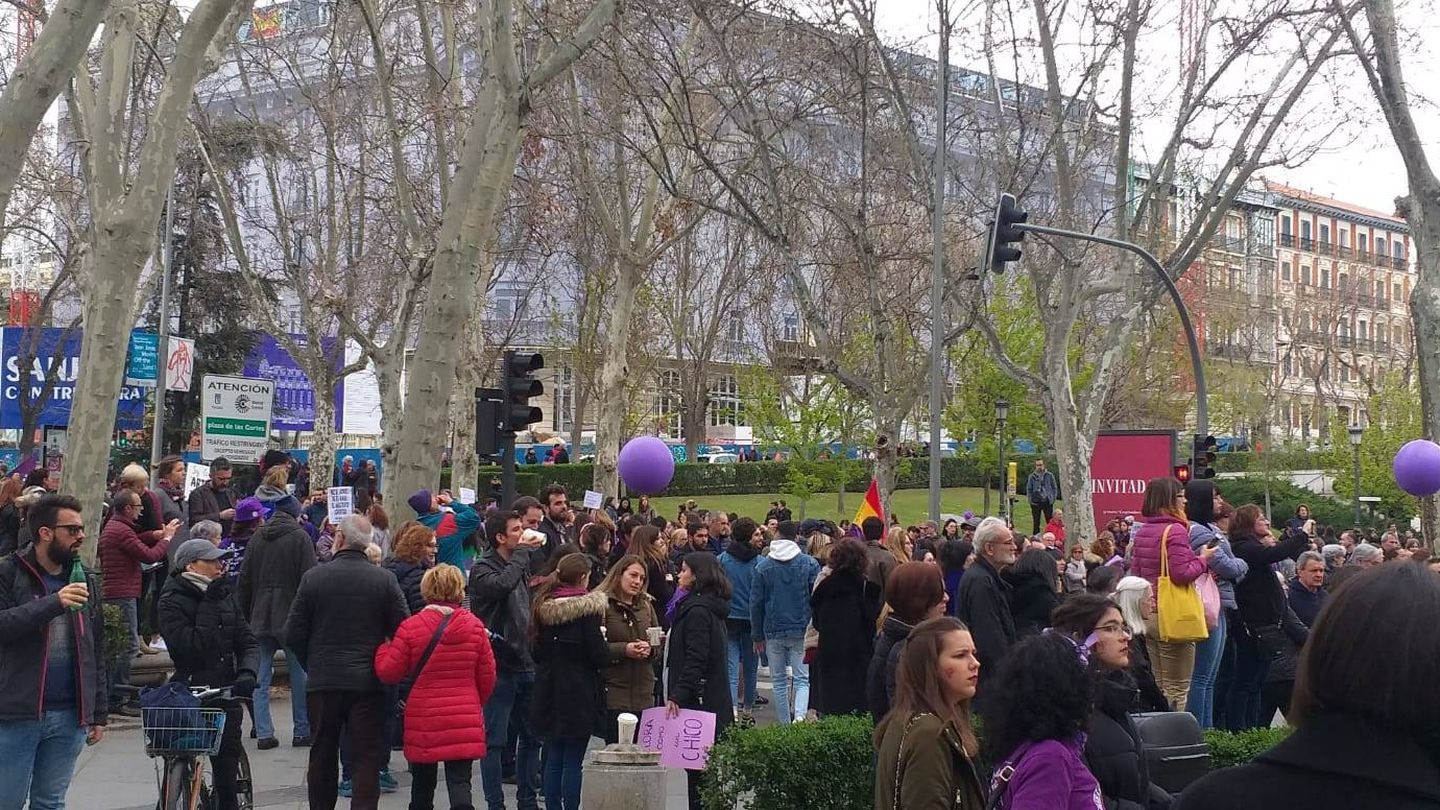 Manifestantes a la altura del Museo del Prado. (Julia López)