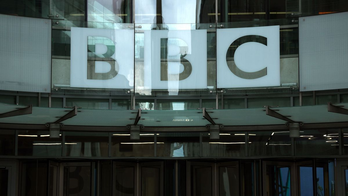 La BBC aparta a un presentador investigado por pagar a un adolescente a cambio de fotos sexuales