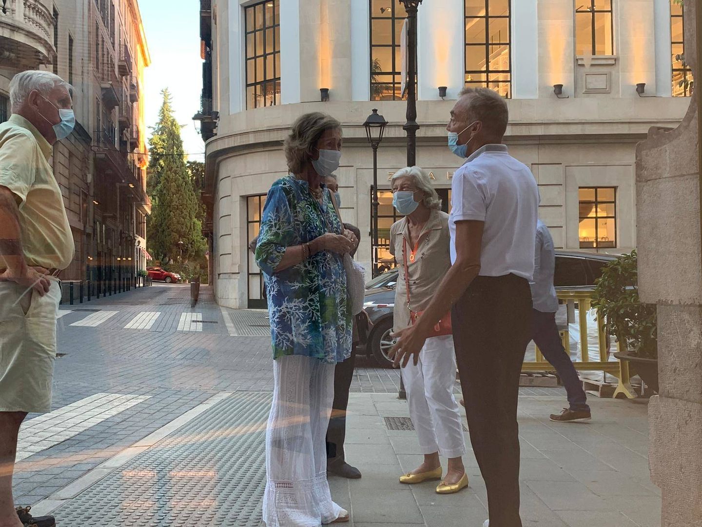 La Reina Sofía conversa con un amigo en la calle.