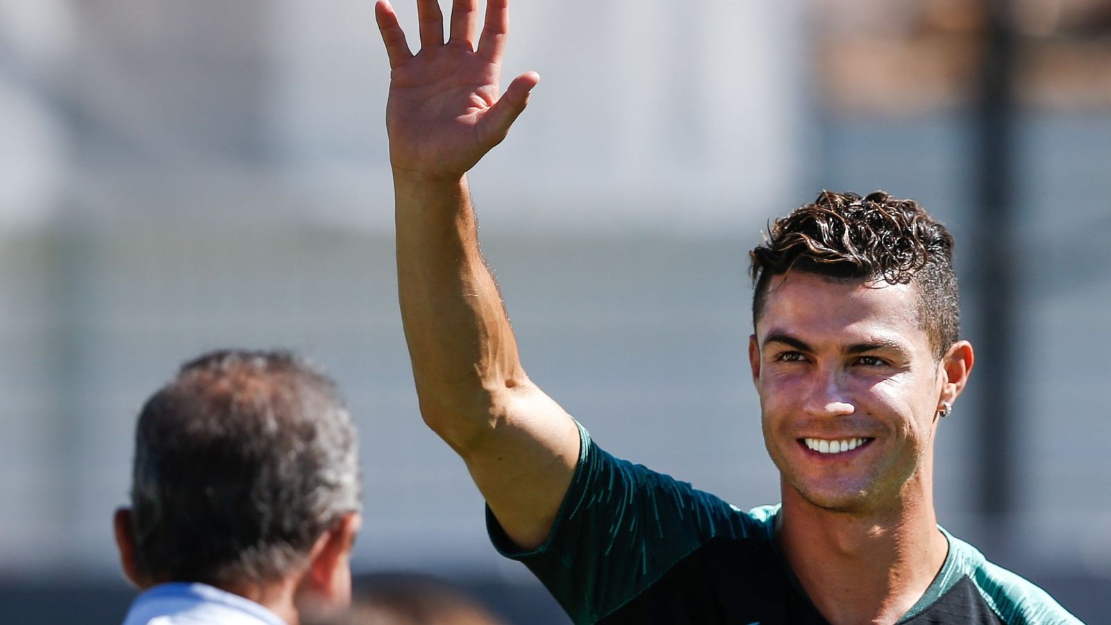 Foto: Cristiano Ronaldo, sonriente, durante un entrenamiento con la Selección de Portugal para jugar la Liga de las Naciones. (Efe)