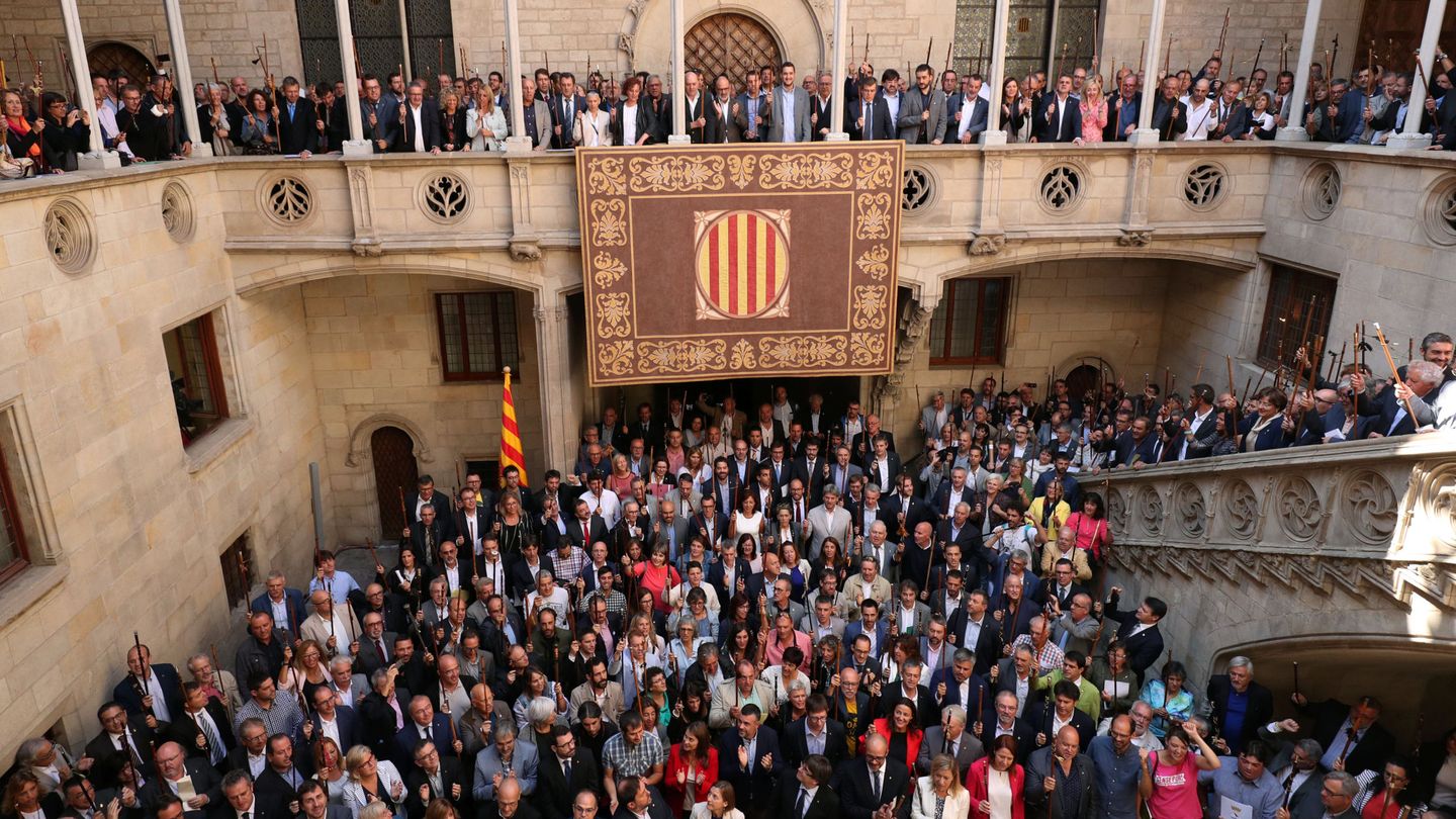 Concentración de alcaldes pro referéndum en el Ayuntamiento de Barcelona. (Reuters)