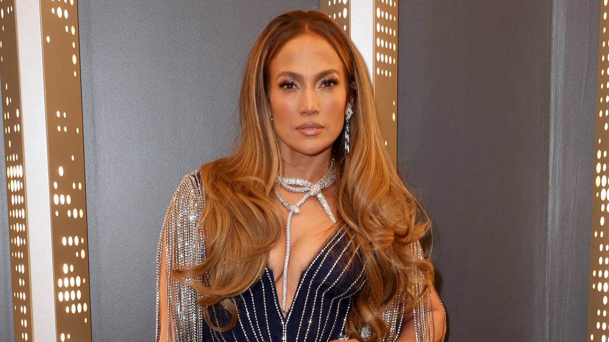 Hablemos del flequillo mágico de Jennifer Lopez: aparece, desaparece y rejuvenece