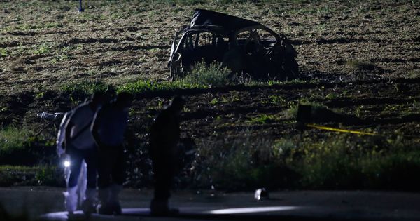 Foto: Forenses buscan pistas cerca del lugar donde fue asesinada Caruana Galizia. (Reuters)