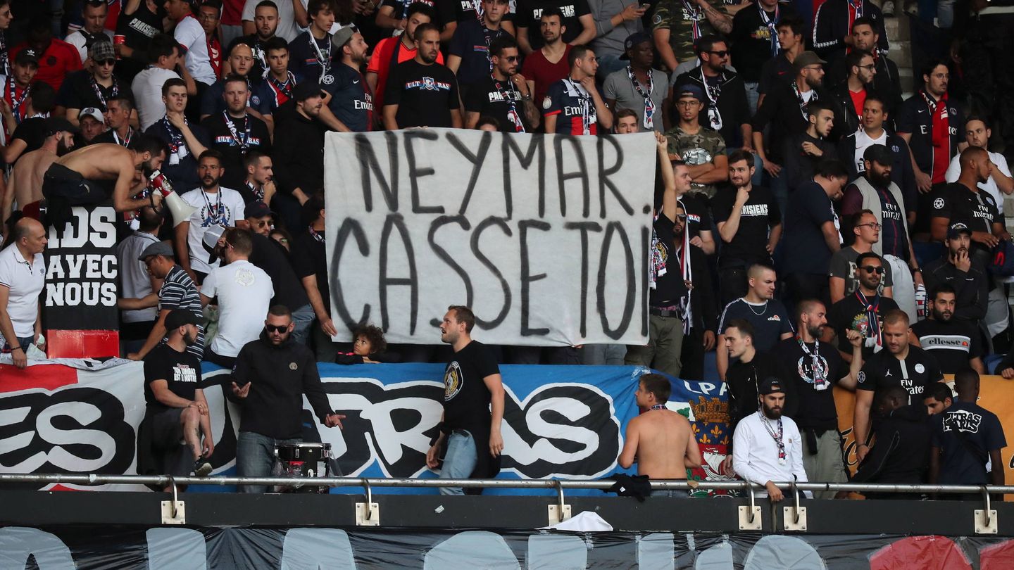 Los aficionados del PSG no quieren a Neymar en su equipo y así se lo dijeron en esta pancarta: 'Vete de aquí'. (EFE)