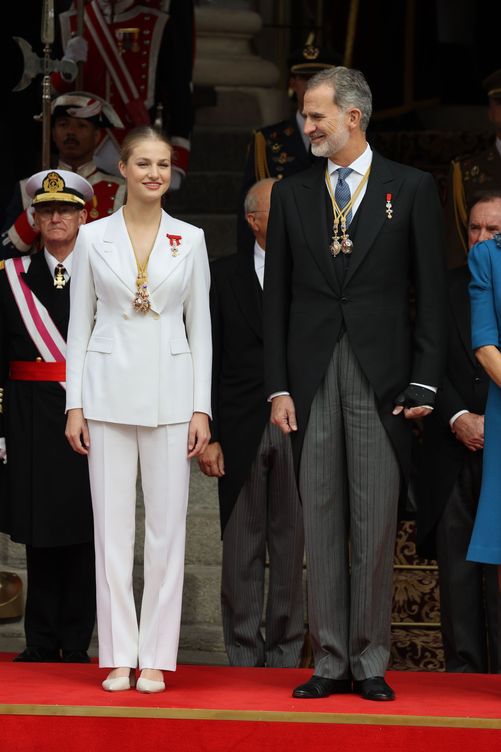 La princesa Leonor y el rey Felipe, a la salida del acto de jura de la Constitución ante las Cortes Generales. (Europa Press)