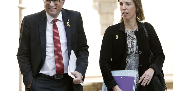 Foto: El presidente de la Generalitat, Quim Torra, acompañado por la 'consellera' de Empresa y Conocimiento, Àngels Chacón. (EFE)