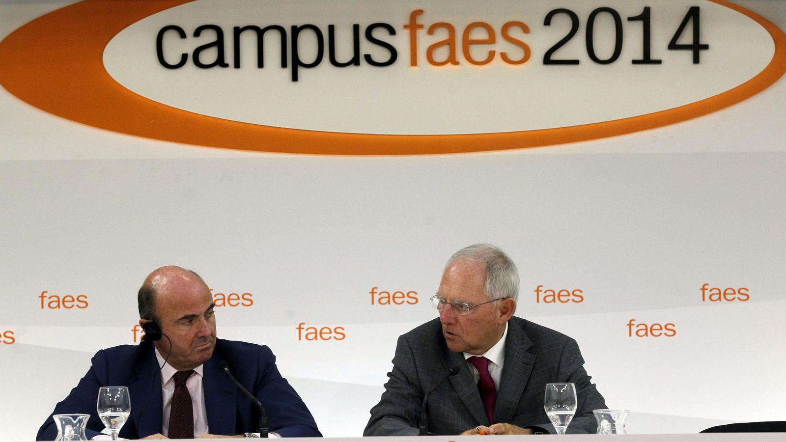 Foto: El ministro de Economía en funciones, Luis de Guindos, con el titular de Finanzas alemán, Wolfgang Schäuble, en el Campus FAES de 2014. (EFE)