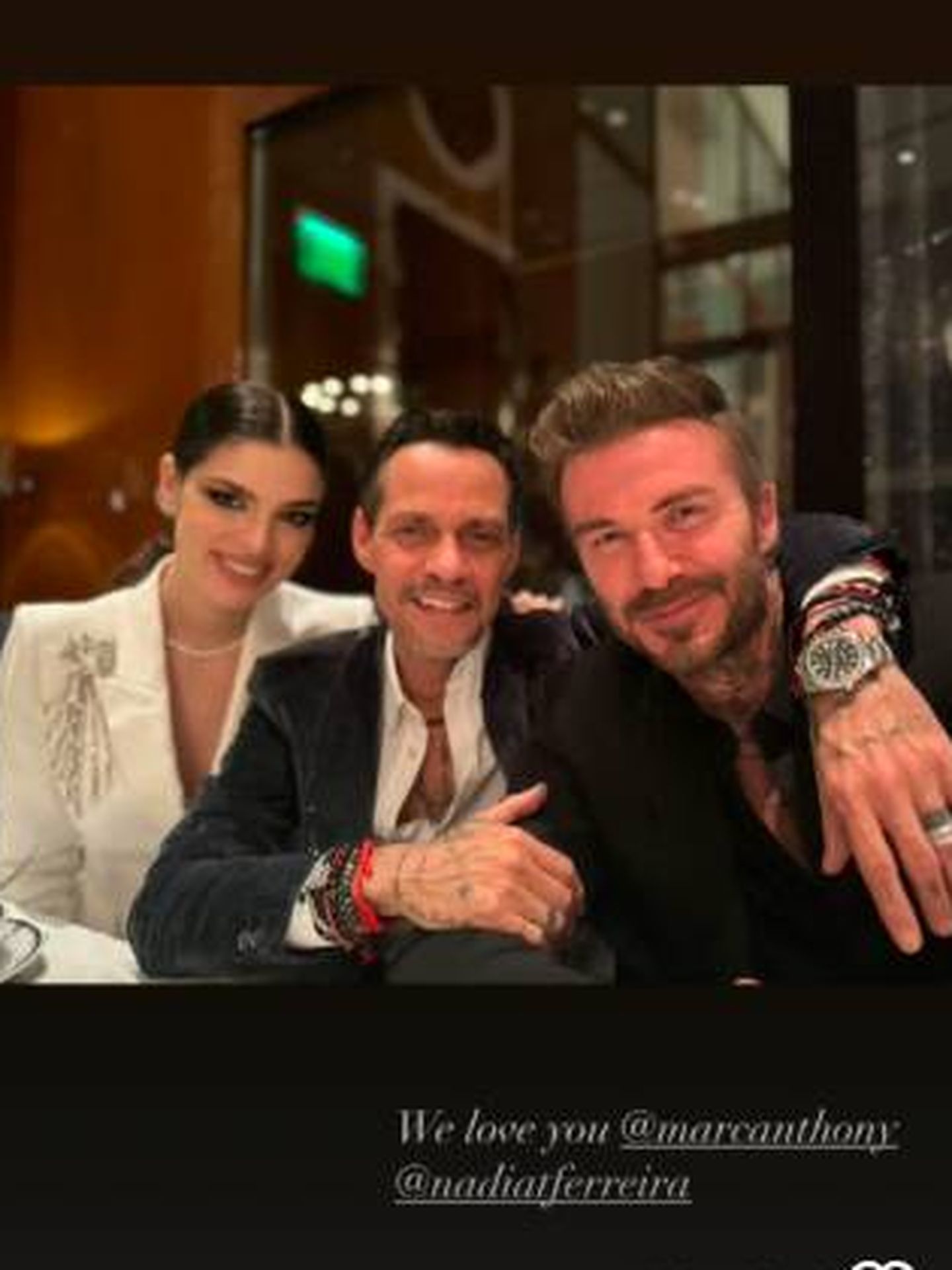  Los novios, junto a David Beckham. (Instagram/@victoriabeckham)