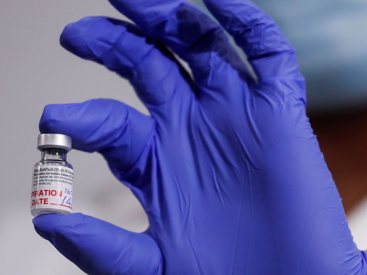 Foto: Un profesional sanitario prepara la vacuna de Pfizer. (Reuters)