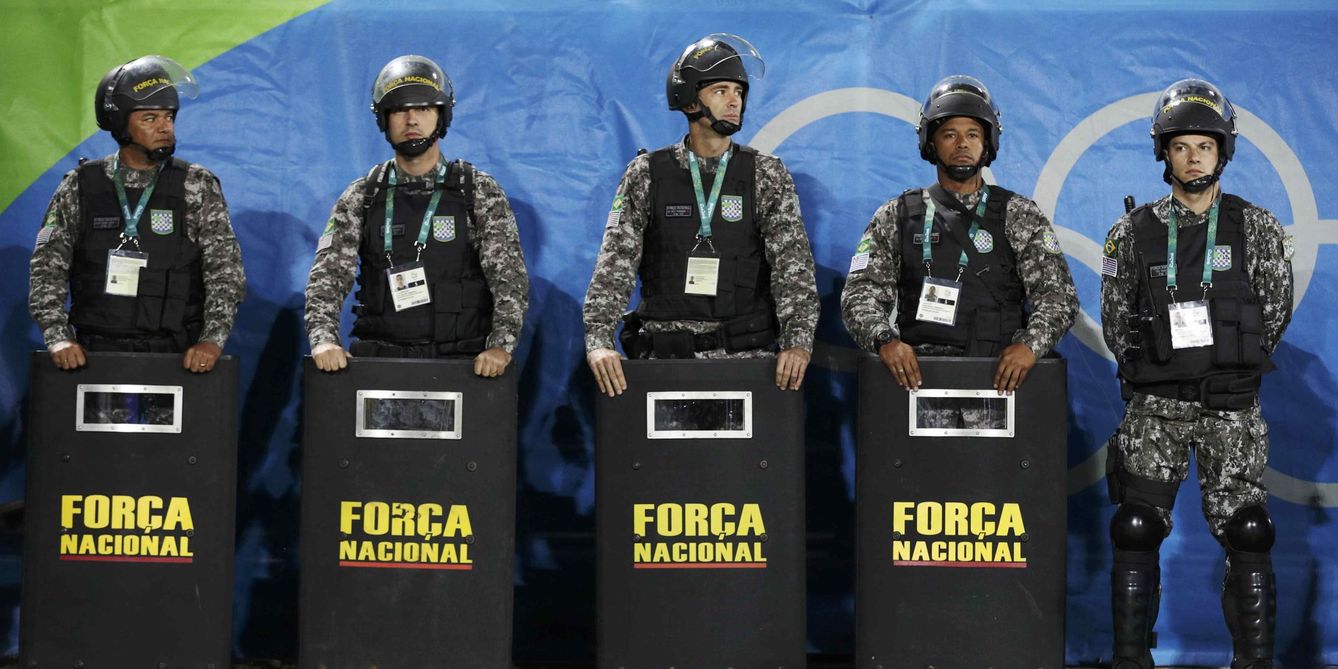 Imagen de varios policías desplegados en el estadio olímpico de Río de Janeiro (Reuters)