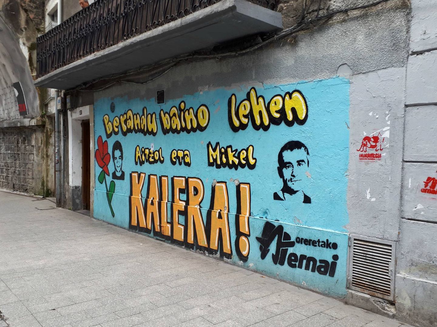 Mural a favor de presos de ETA en Rentería. (J. M. A.)