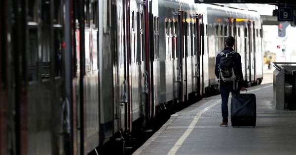 Foto: Un pasajero empuja su maleta en la Estación Sur de Bruselas (François Lenoir / Reuters)