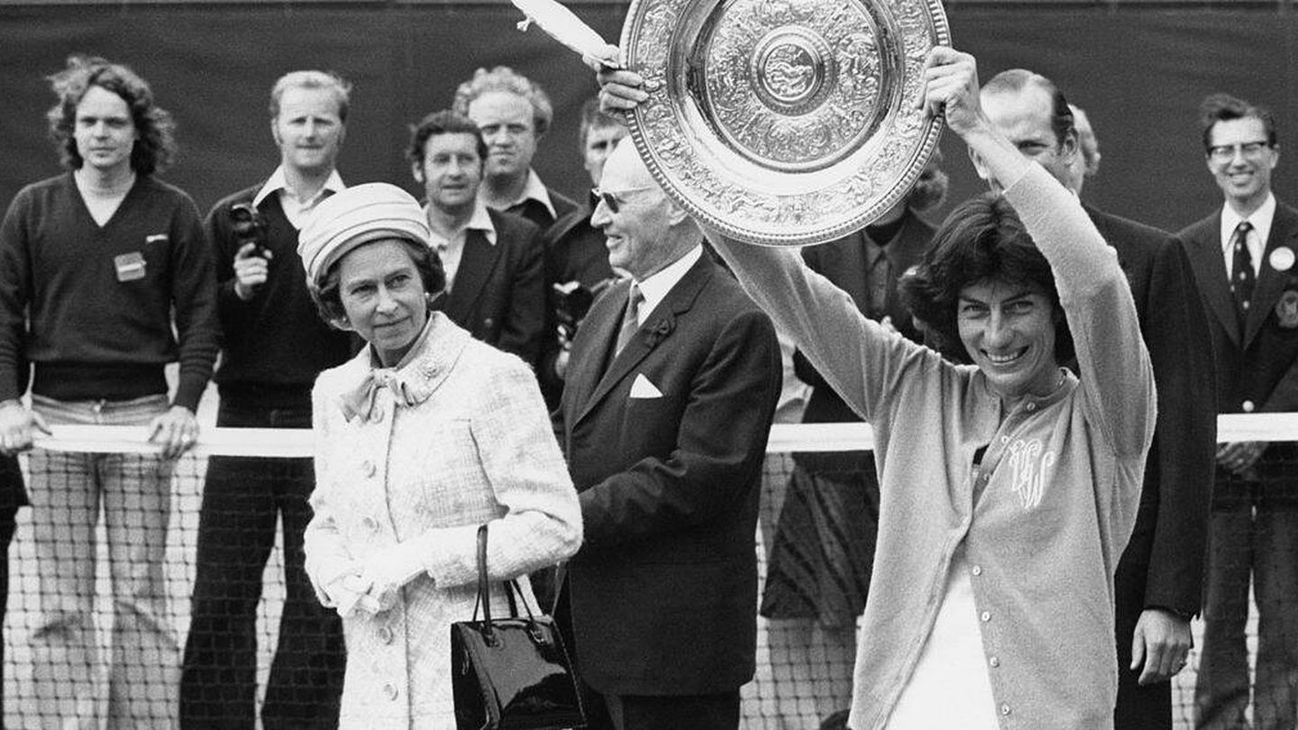 La reina visitando Wimbledon en 1977. (Getty)