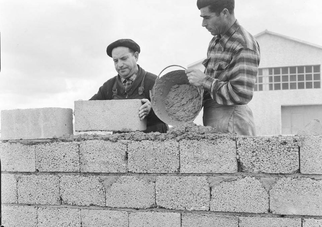 Obreros colocando bloques de hormigón en 1958. (J. Miguel Pando Barrero/ Archivo Pando/IPCE/Ministerio de Cultura y Deporte)