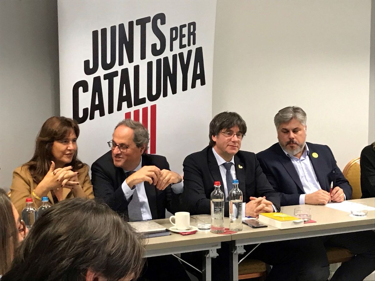 Foto: El presidente de la Generalitat, Quim Torra (2i), la portavoz de JxCAT en el Congreso, Lausa Borrás (i), el presidente del grupo parlamentario Andrés Batet (d) y el expresident Carles Puigdemont (2d). (EFE)