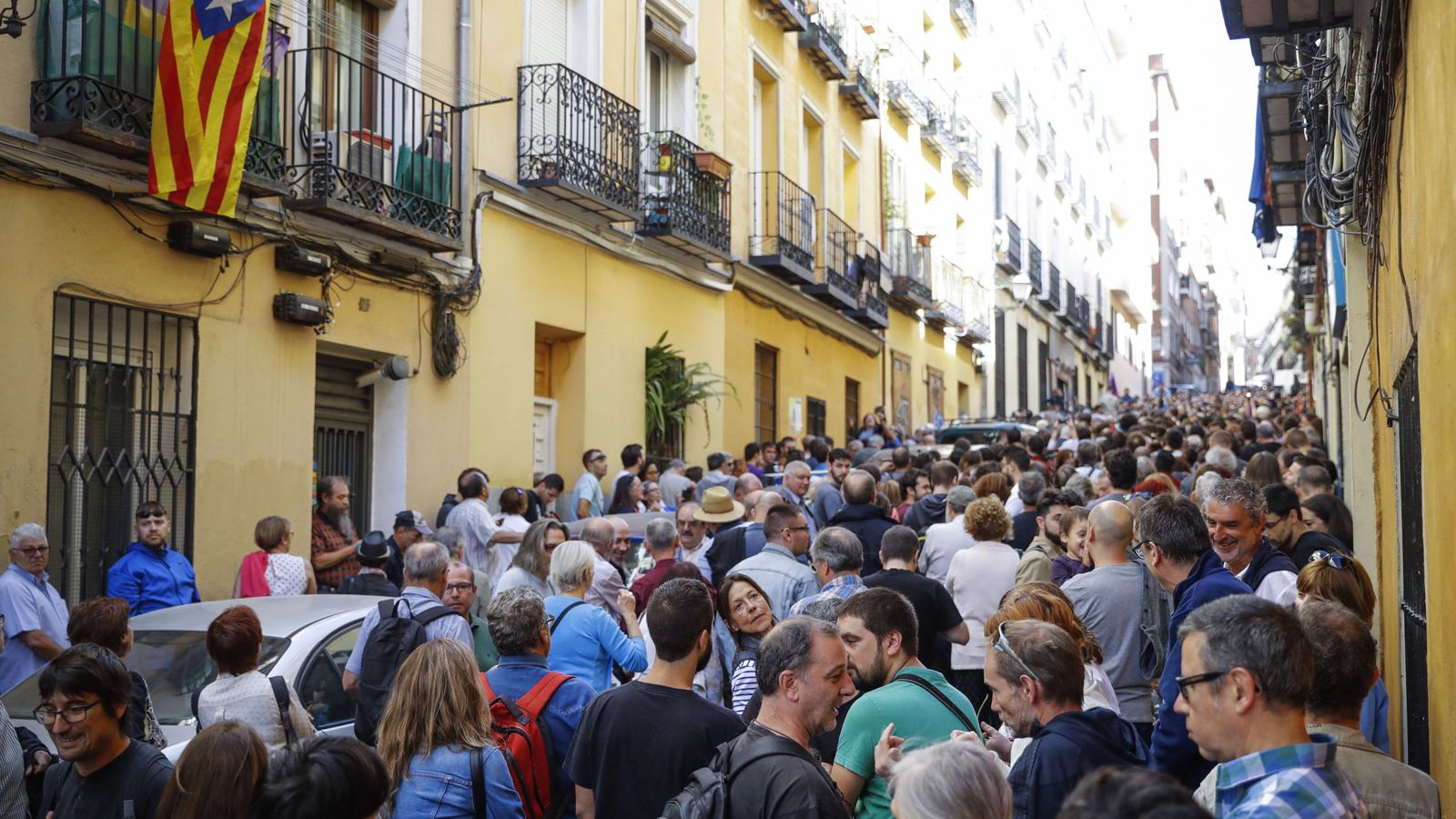 Foto: Cientos de personas asisten al acto a favor del referéndum en el Teatro del Barrio, en Madrid. (EFE)