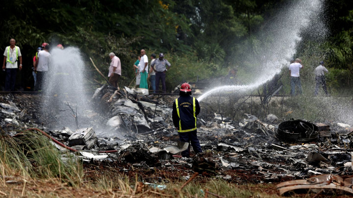 Bomberos trabajan en el lugar donde se estrelló el Boeing 737 en La Habana. (Reuters)