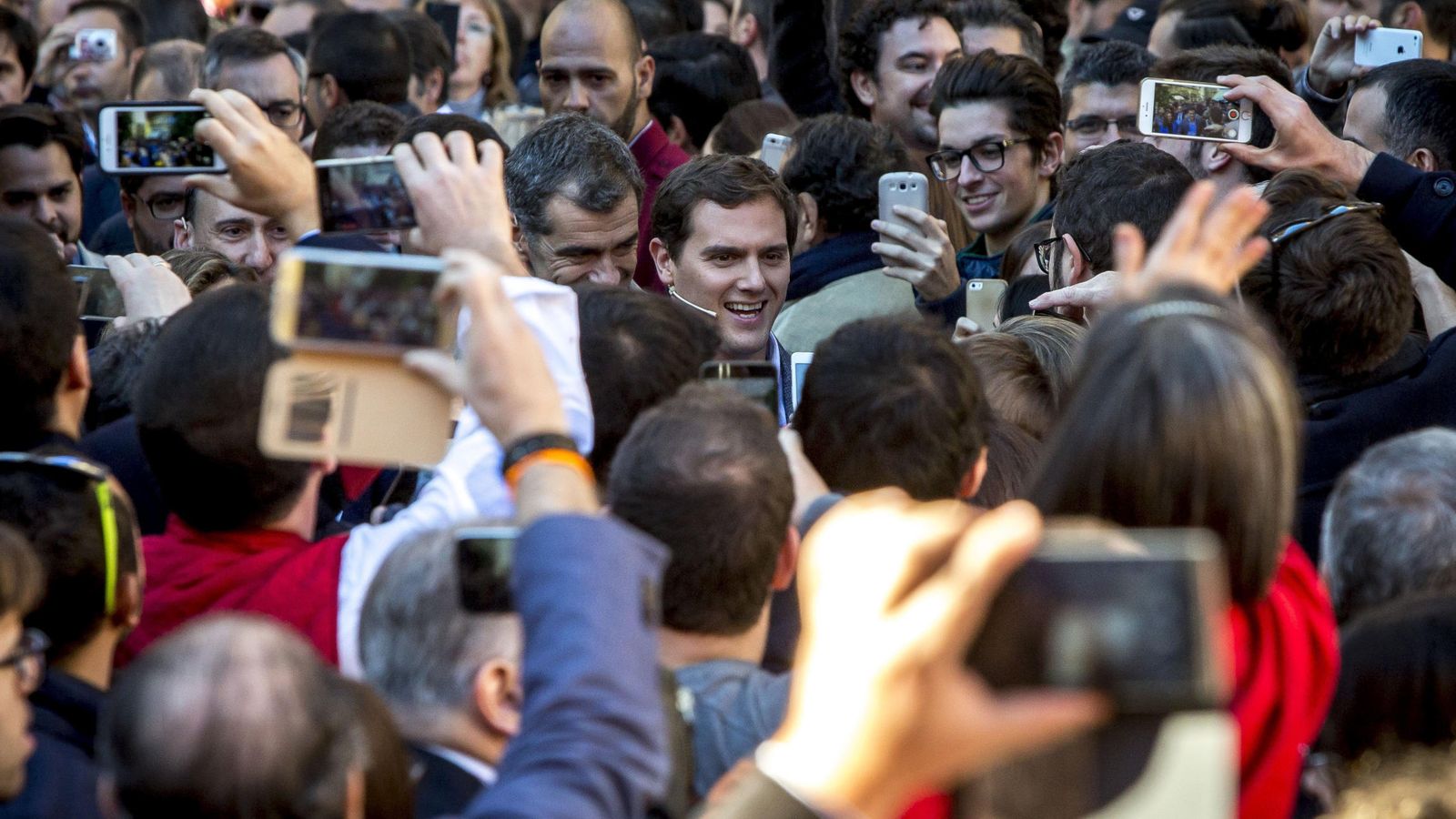 Foto: El candidato de Ciudadanos, Albert Rivera, a su llegada a Valencia. (EFE)
