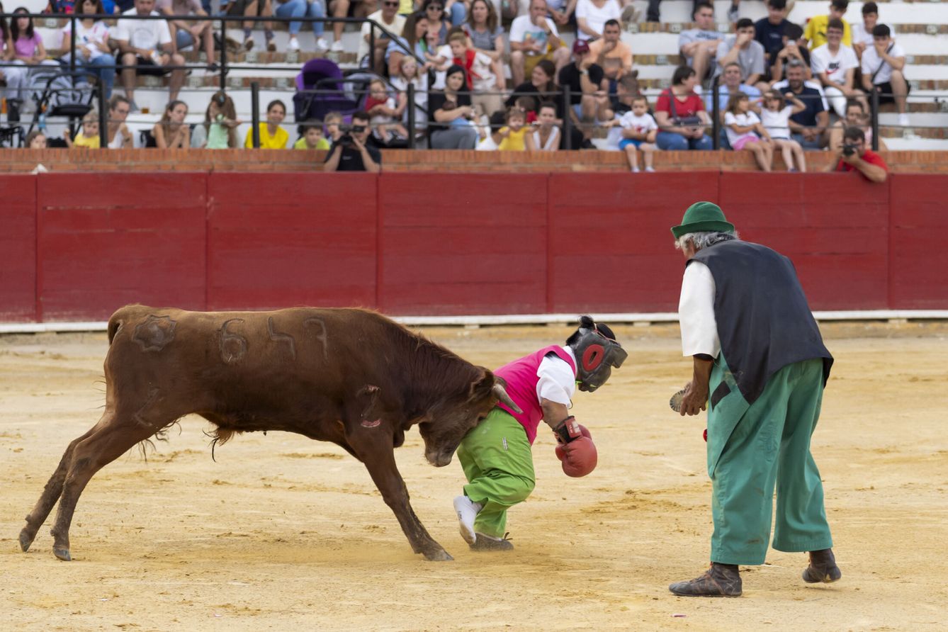 'El Popeye torero y sus enanitos marineros', en Teruel. (EFE/Antonio García)