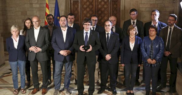 Foto: Fotografía facilitada por la Generalitat de la declaración del president catalán Carles Puigdemont y su gobierno tras el referéndum ilegal. (EFE)