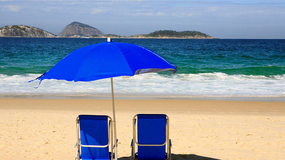 Sillas y tumbonas de playa para disfrutar relajadamente bajo el sol