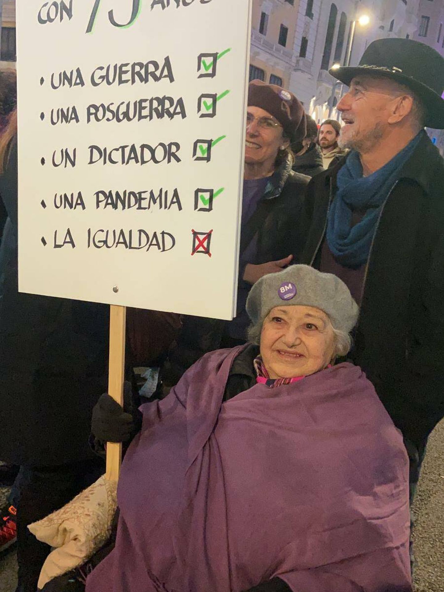 Lola, de 95 años, acude a la manifestación de Gran Vía con su nieta Blanca. (E. C.)