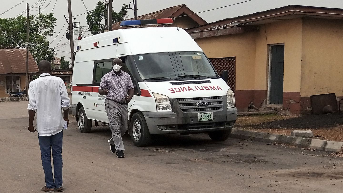 Un hombre camina junto al hospital de Yaba, donde está ingresado el primer caso de COVID-19 en África. (EFE)