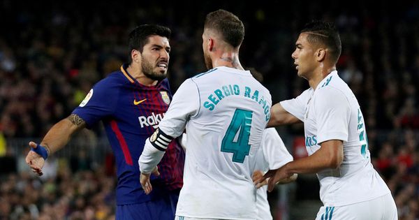 Foto: Suárez discute con Ramos y Casemiro en el Clásico. (Reuters)
