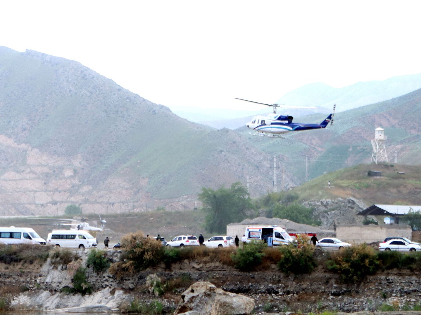 El helicóptero de Raisi minutos antes del accidente. (Reuters)