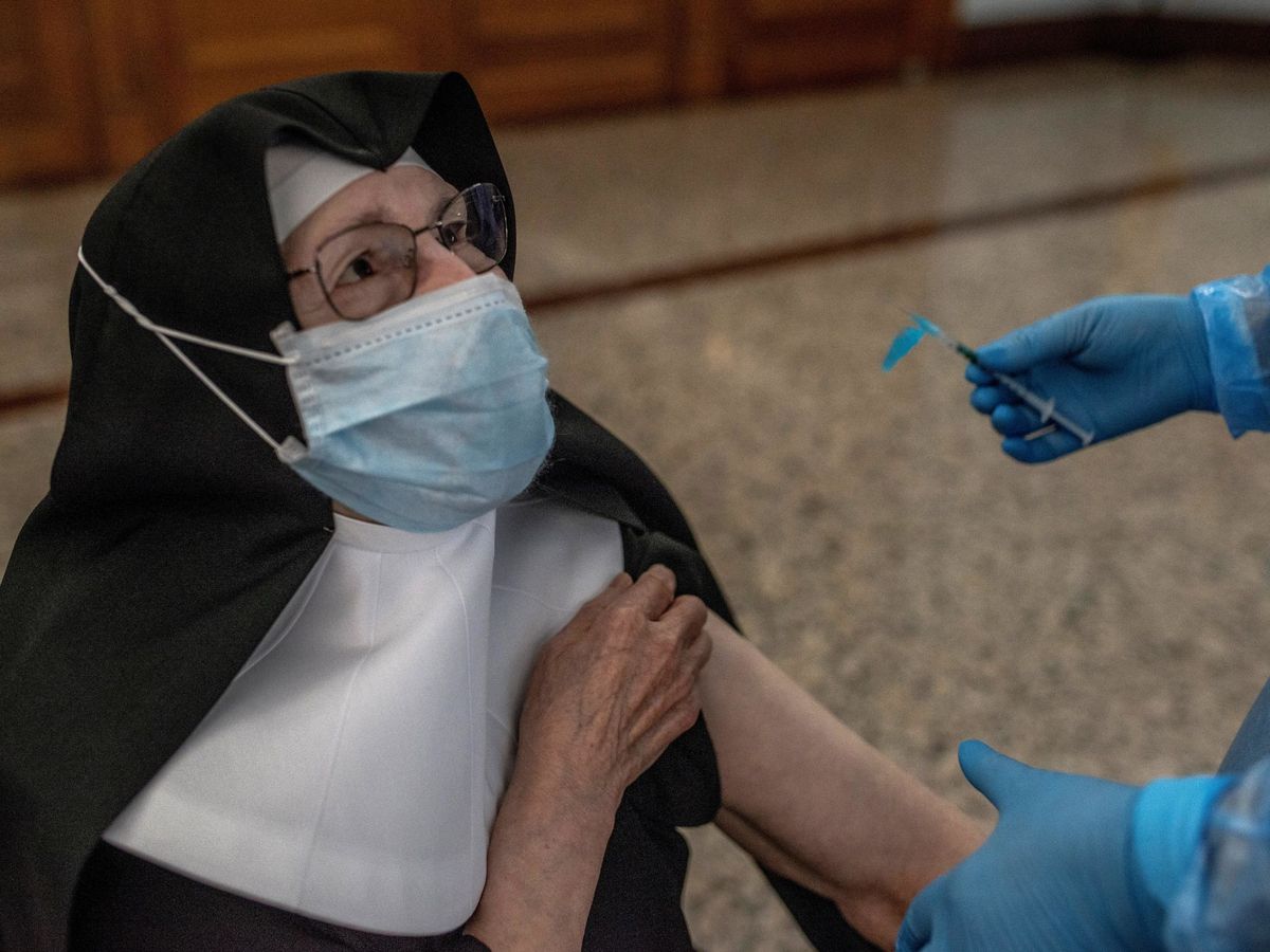 Foto: Una sanitaria vacuna a una monja contra el coronavirus en Orense. (EFE)