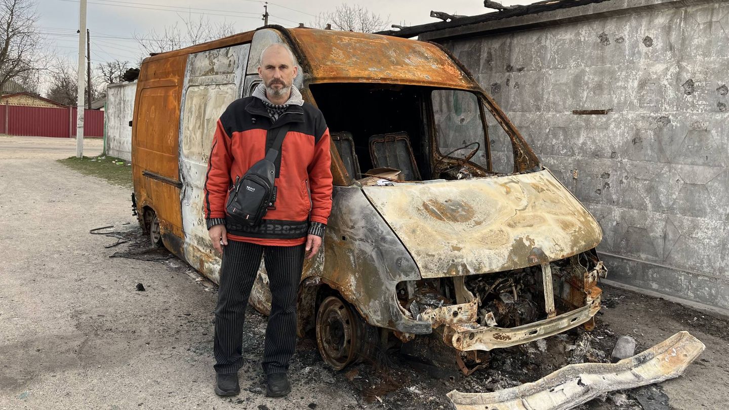 Stepan Brovchenko, junto a su furgoneta destruida. (Alicia Alamillos)