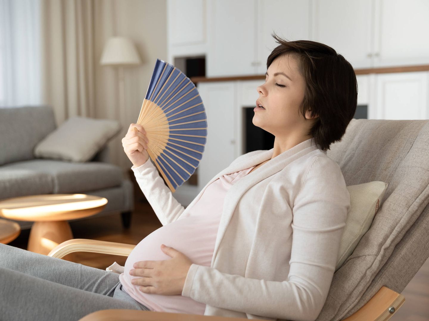 Las mujeres embarazadas deben procurar no reducir la ingesta debido al calor. (iStock)