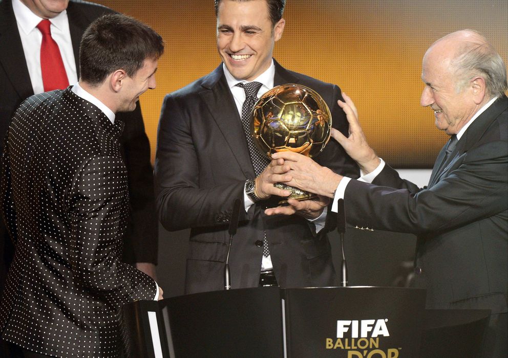 Foto: Cannavaro, ganador del Balón de Oro de 2006, entregando uno de sus premios a Messi en presencia de Blatter.
