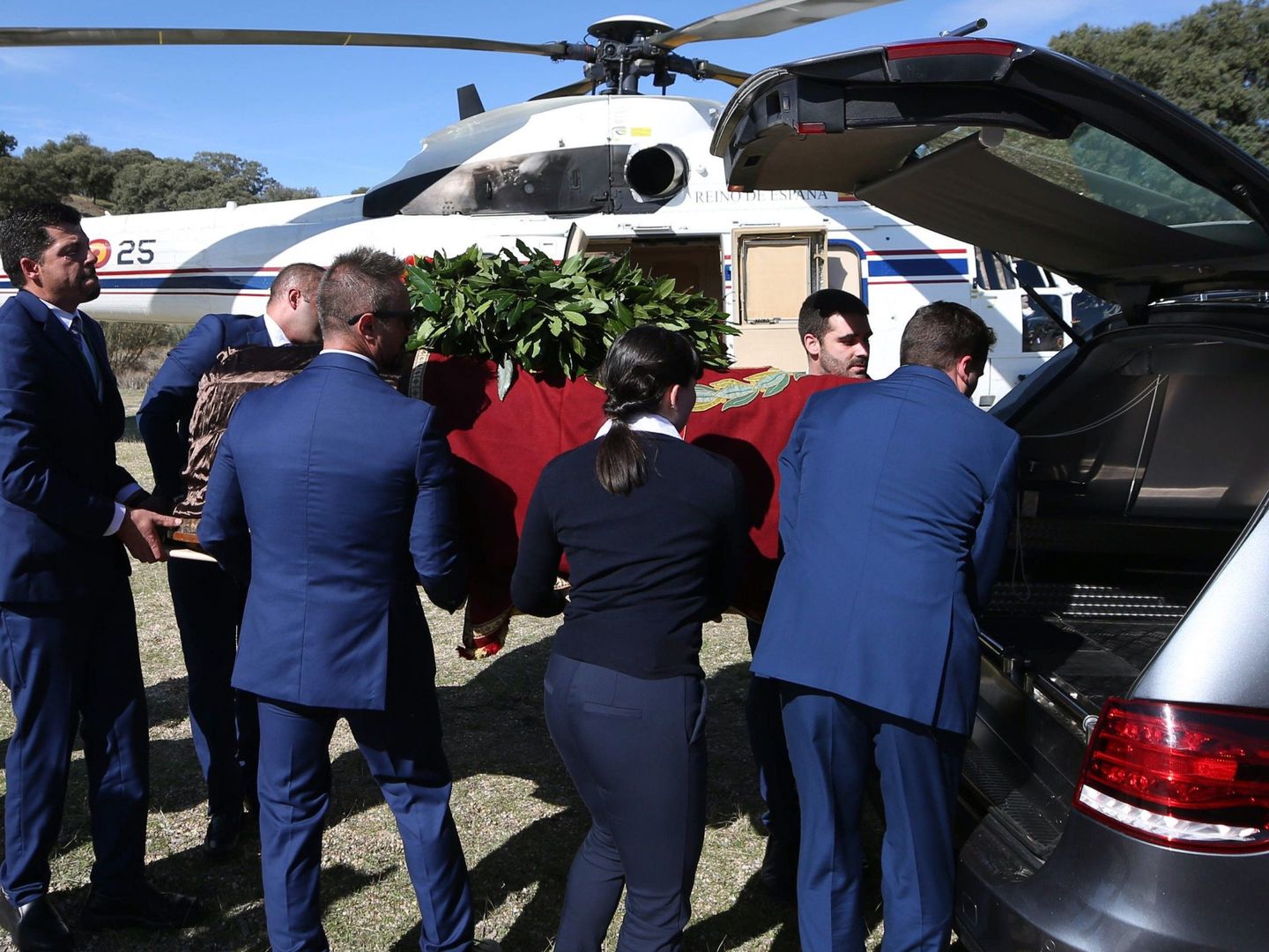 Operarios meten el féretro con los restos de Francisco Franco en el coche fúnebre tras el aterrizaje del helicóptero al Monte de El Pardo. (EFE)