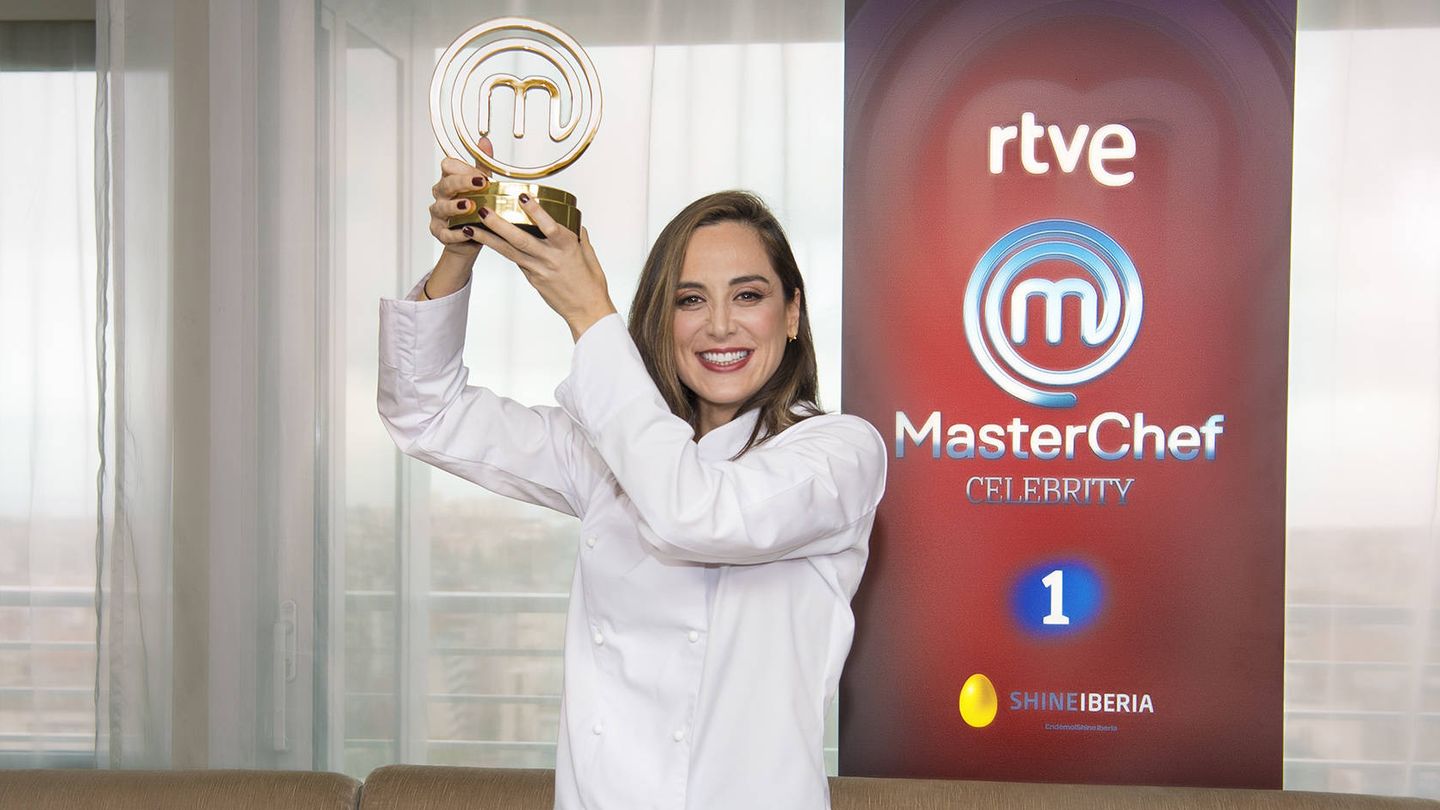 Tamara Falcó, con el trofeo de 'MasterChef Celebrity'. (RTVE)